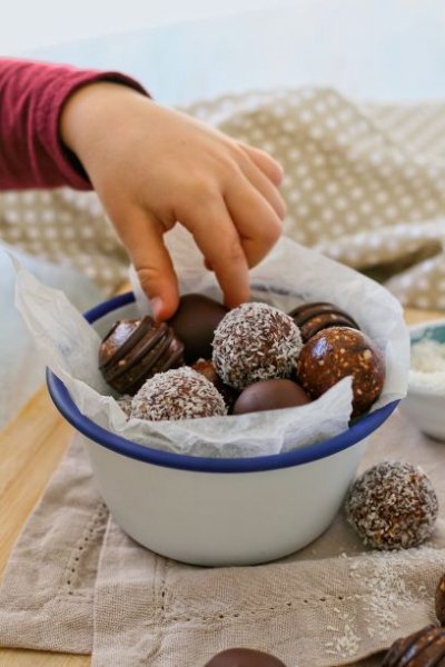 Chocolate Date and Nut Truffles | Things To Do With Kids | Inspirational | Kids Activities