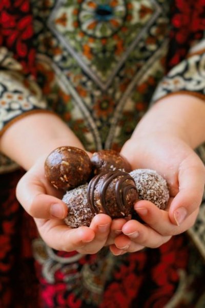 Chocolate Date and Nut Truffles | Things To Do With Kids | Inspirational | Kids Activities